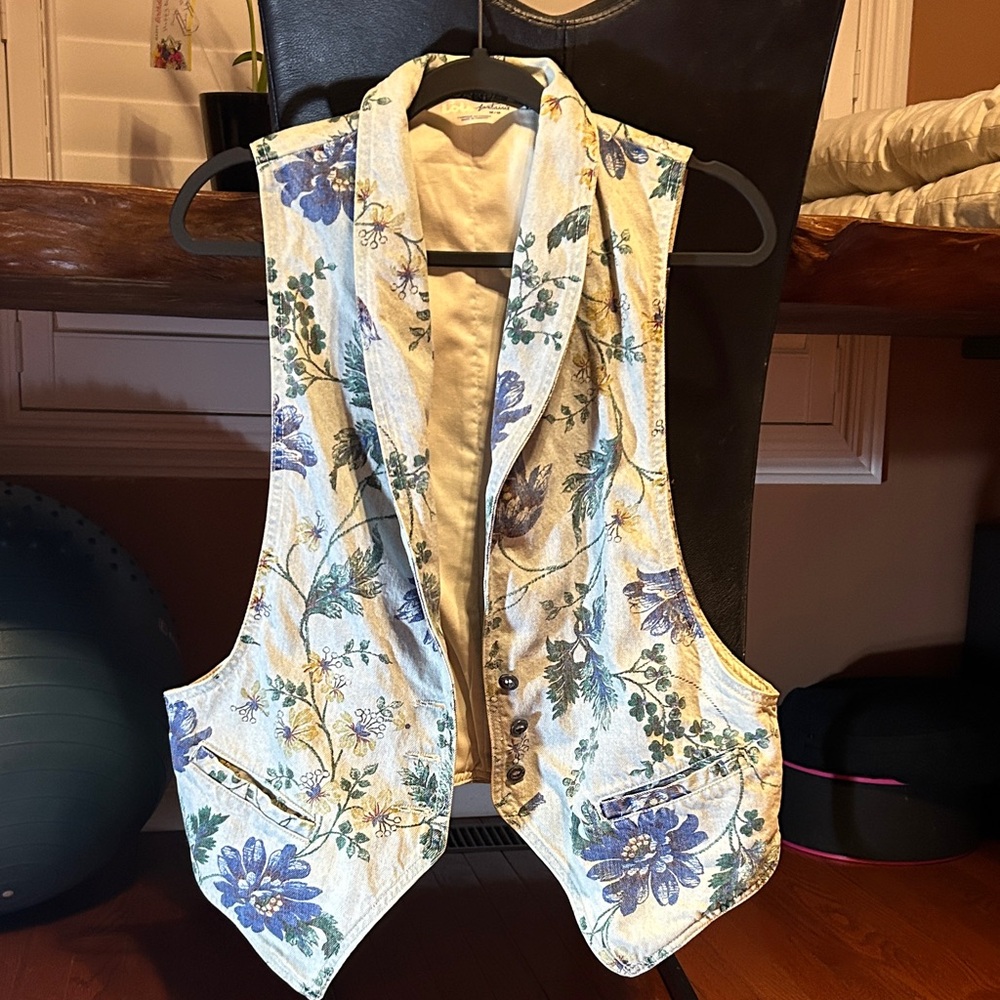 Lois Fantaisie Floral Vest with Blue and Cream Design